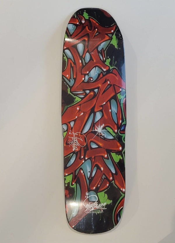 Persue Invincible Collab Skateboard Art Deck de Dave Persue